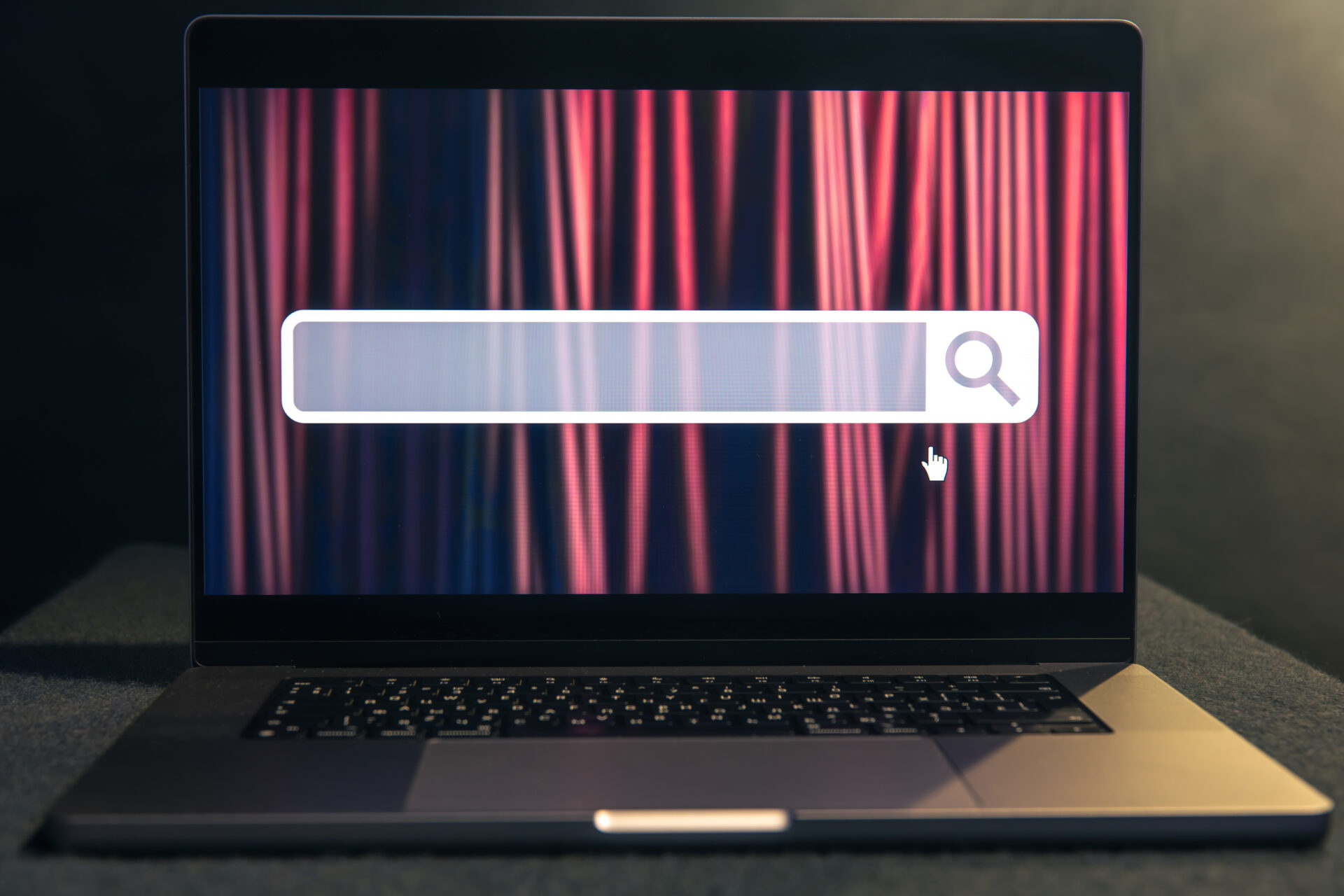Otwarty laptop z wyszukiwarką
